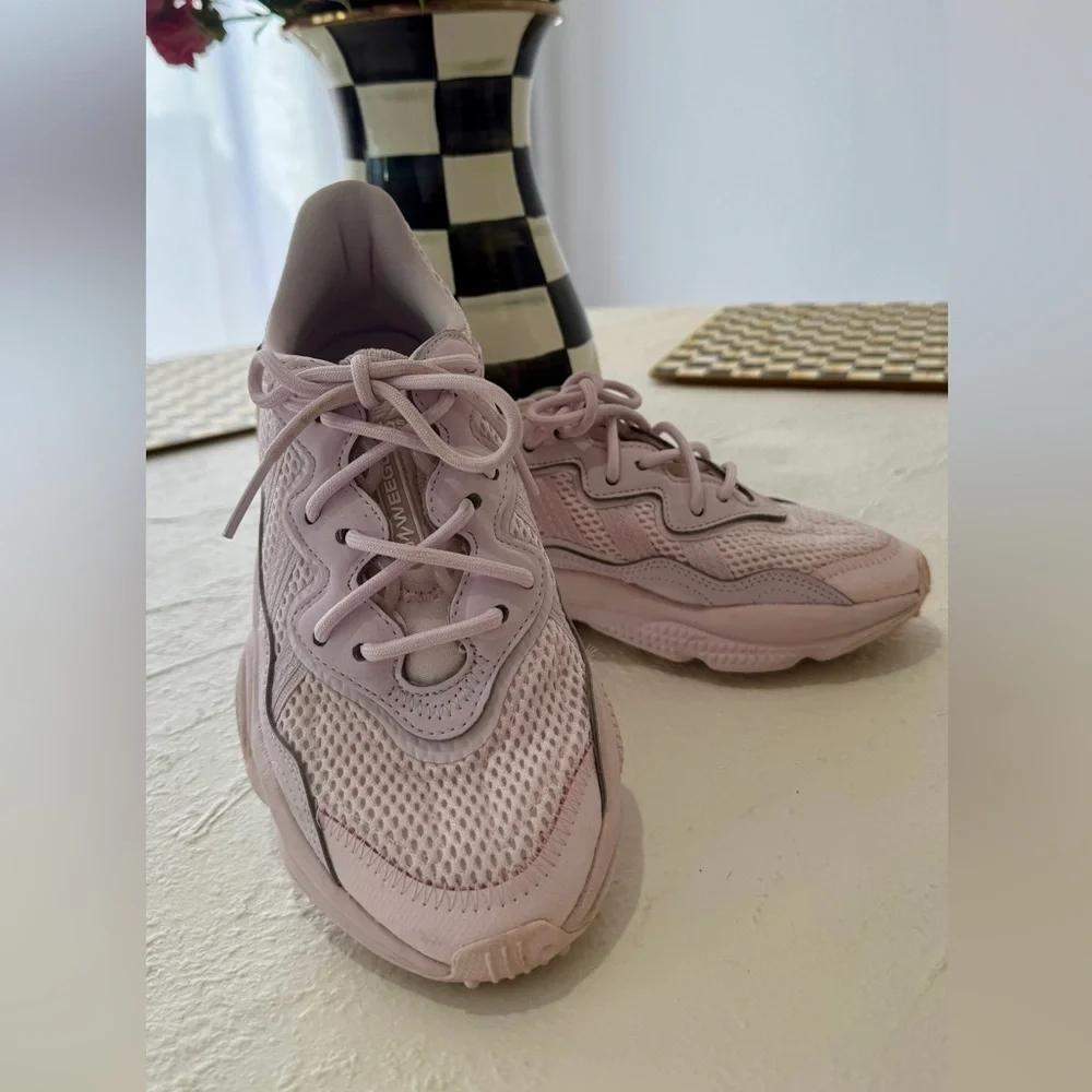Adidas OZWEEGO SHOES size 4